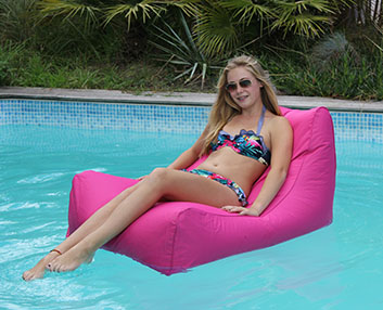 Un sofá para la piscina
